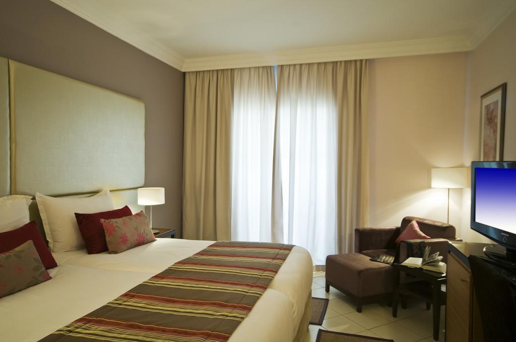 รอยัลทาลัสซาโมนาสตีร์โฮเต็ล Hotel ภายนอก รูปภาพ A room at the hotel